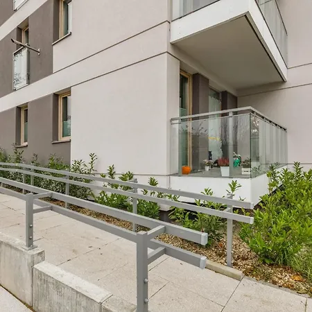Square With Balcony By Renters דירה