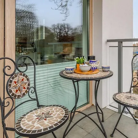 Square With Balcony By Renters דירה
