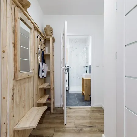 Square With Balcony By Renters דירה *