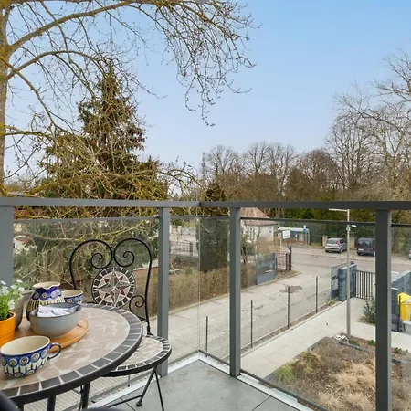 Square With Balcony By Renters דירה